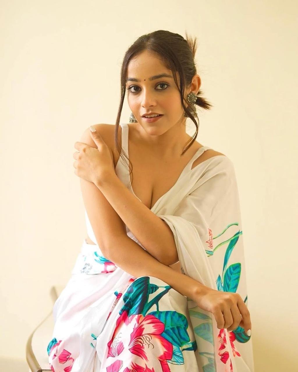 Noir & Grace Elegant White Floral Digital Print Silk Crepe Saree with Matching Blouse