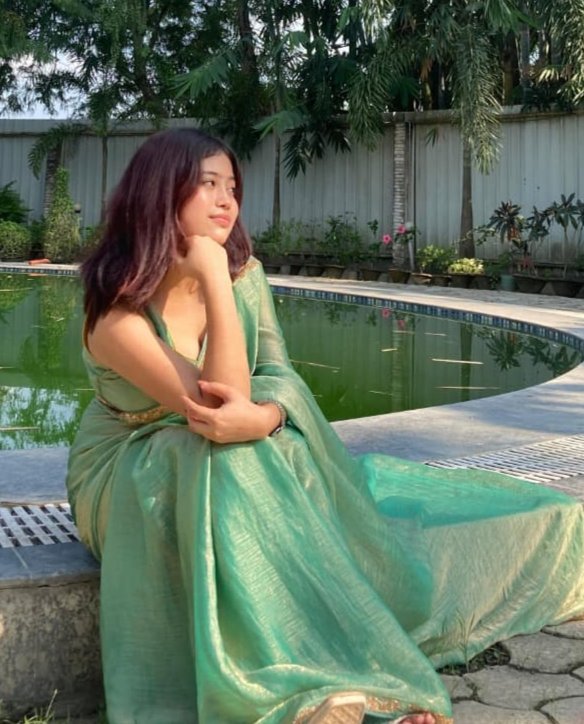 Noir & Grace Elegant Bollywood-Inspired Green Chiffon Saree with Golden Lace Border – Lightweight Party & Festive Wear